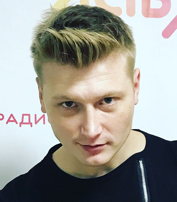 ведущий шоу Виталий Альбеков